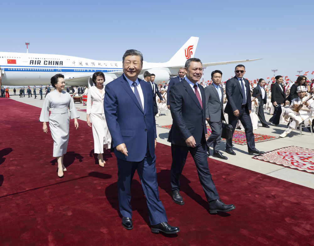 当地时间8月30日下午,国家主席习近平乘专机抵达比什凯克,应吉尔吉斯斯坦总统扎帕罗夫邀请,出席2026年上海合作组织峰会并对吉尔吉斯斯坦进行国事访问。习近平和夫人彭丽媛抵达比什凯克玛纳斯国际机场时,扎帕罗夫总统夫妇热情迎接。新华社记者 谢环驰 摄