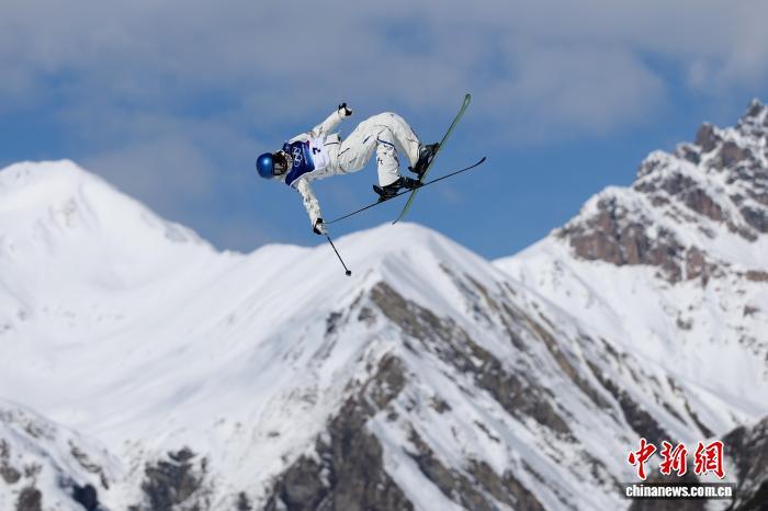 当地时间2月9日，2026年米兰-科尔蒂纳冬奥会自由式滑雪女子坡面障碍技巧决赛在意大利利维尼奥雪上公园举行。中国选手谷爱凌以86.58分摘得银牌。　中新社记者 富田 摄