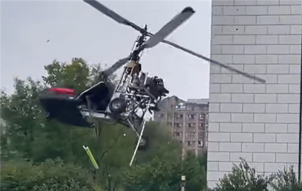 一公司自制小型飞行器试飞:结果旋翼打断尾翼 机身剧烈震动下坠