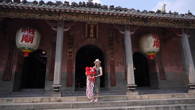 走遍中国大江南北的俄罗斯百万网红博主再度打卡佛山祖庙。