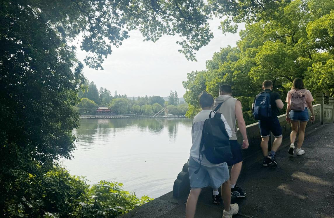 五一假期前夕，不少外国游客来到杭州西湖景区游览。（中国日报网记者 马芮 摄）