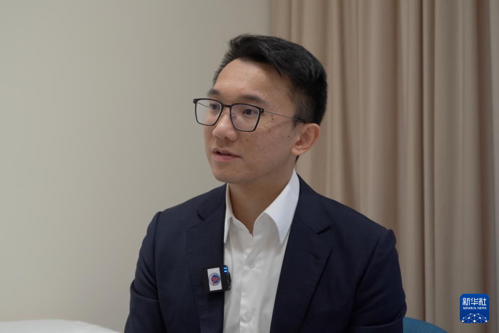 在深圳和睦家医院，新风天域集团大湾区首席运营官萧毅晃接受记者采访（2025年11月27日摄）。新华社发（龙镜伊摄）