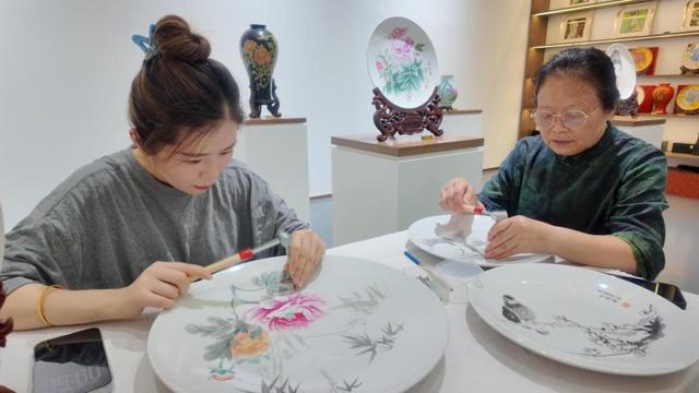 图为尧舜牡丹产业园内,工匠正在刻制牡丹花。