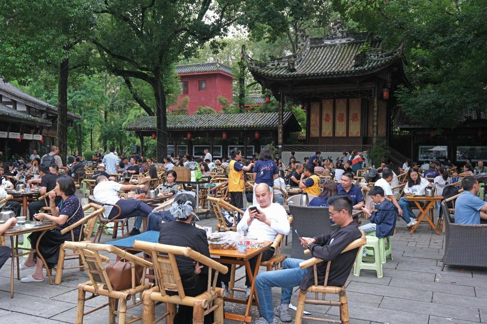 在成都铁像寺水街内,人们在茶馆闲坐、喝茶。新华社记者 赵怡宁 摄