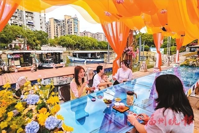 龙舟茶馆成为游客打卡的新场景。