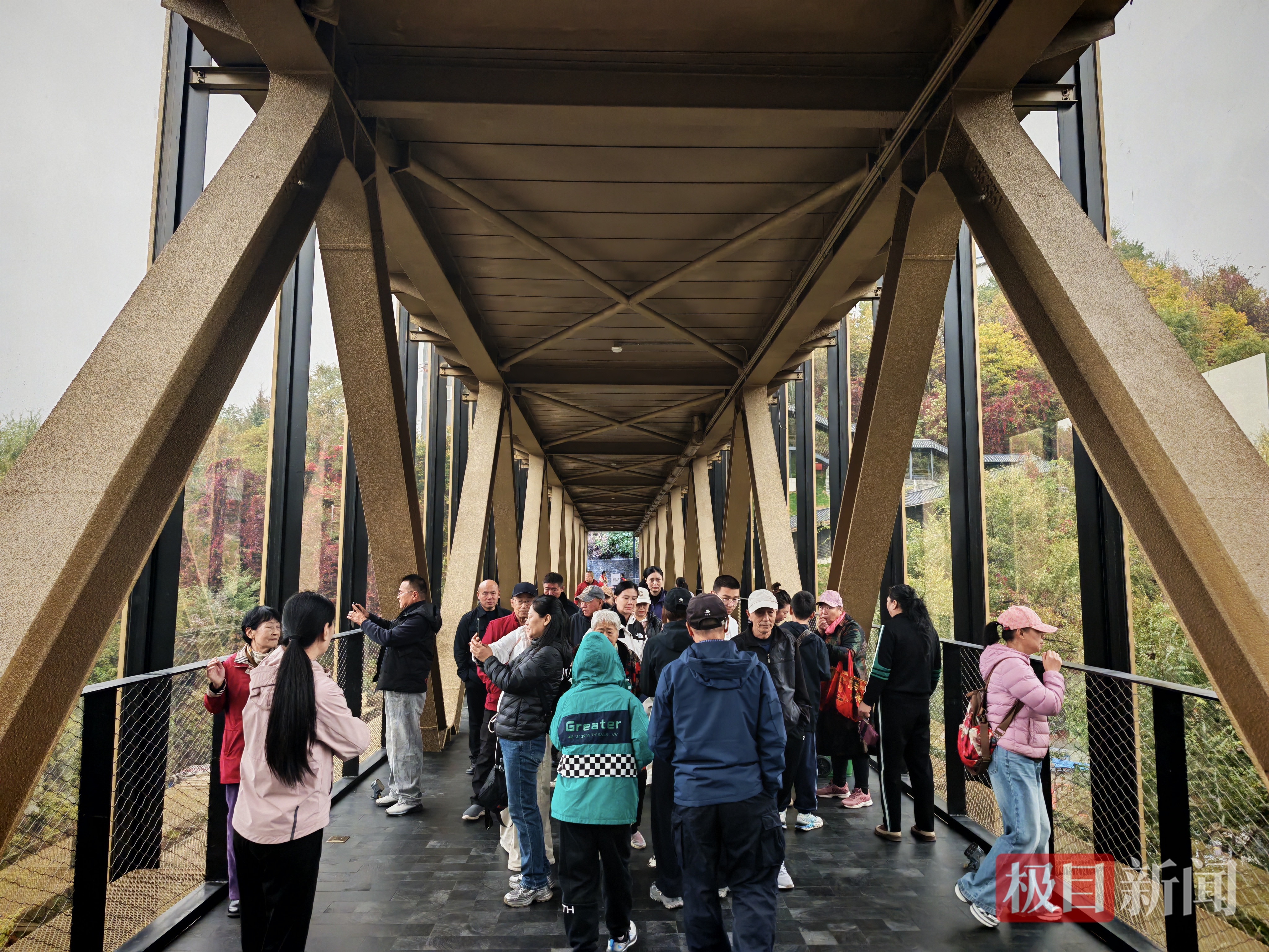 通往黄金博物馆二期的金色天桥