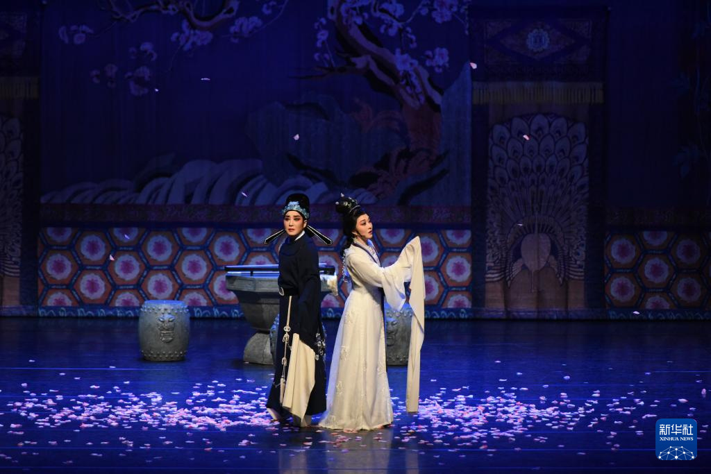 浙江小百花越剧院折子戏专场《爱情的花园》在台北市政府亲子剧场演出(2月28日摄)。新华社记者 黄扬 摄