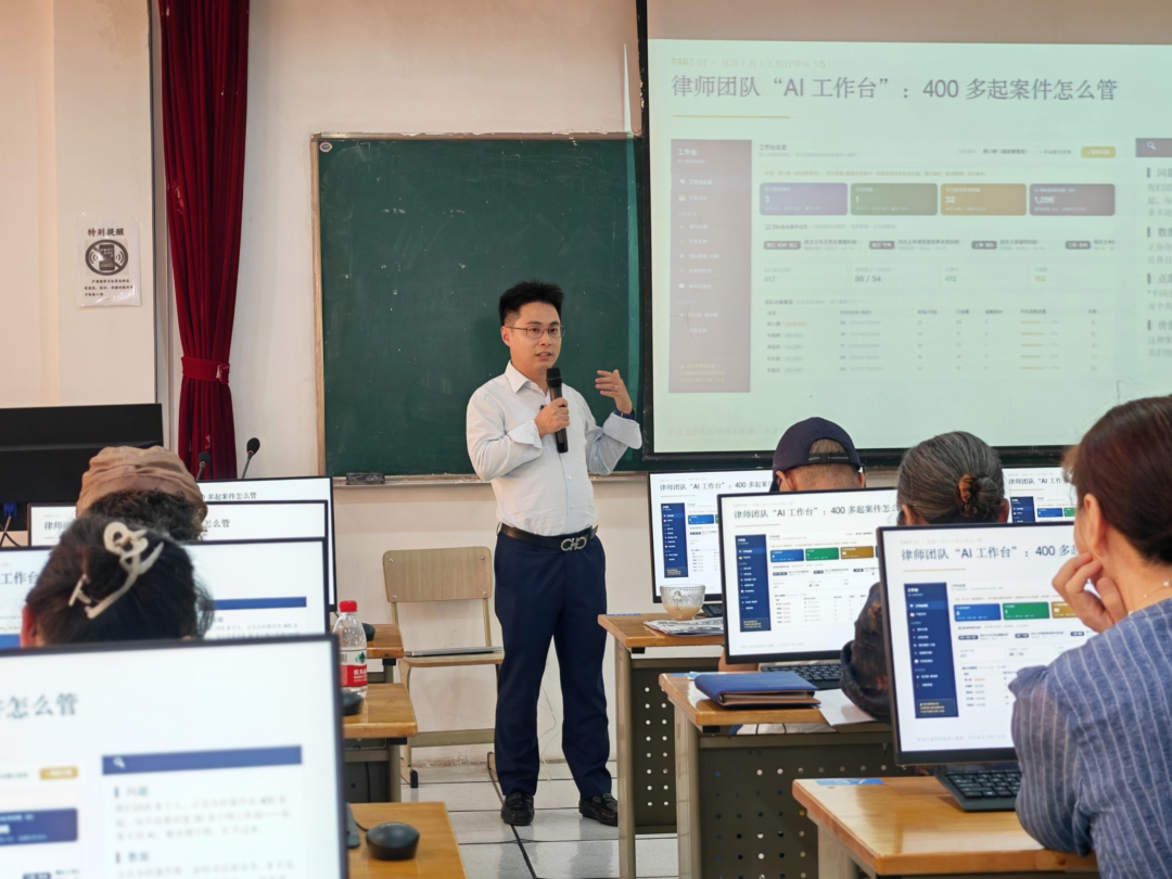 图为郭小明律师在老年大学上公益课