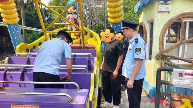 执法人员检查大型游乐设施。