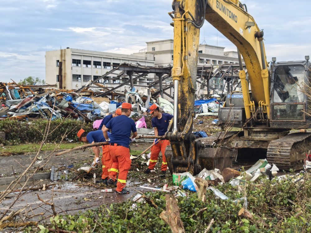 救援人员在湖北省黄冈市黄州区受灾区清理路障。新华社记者 田中全 摄