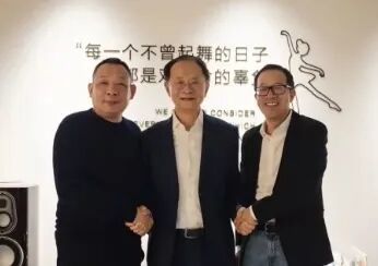 2025年2月26日，胖东来创始人于东来在社交媒体上发布了和俞敏洪、物美集团创始人张文中的合照