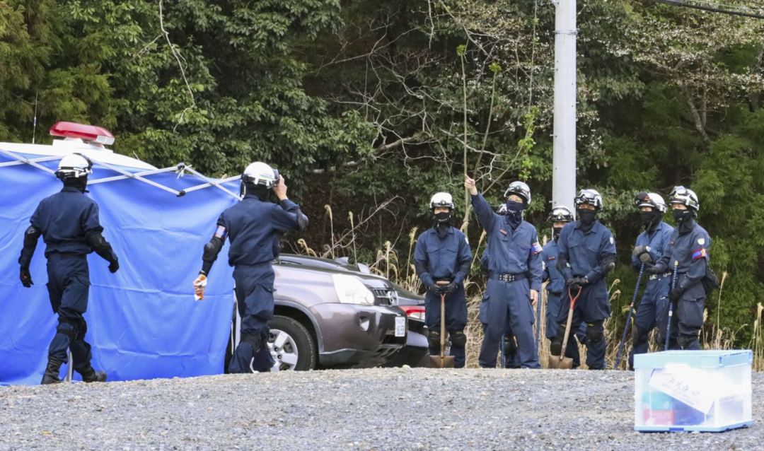 ·警方派出的搜寻队。(日本文春在线网站)
