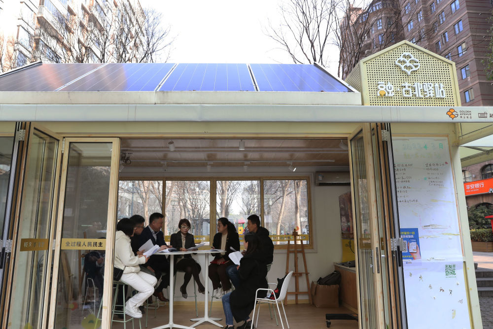 2023年2月17日，在上海虹桥街道“融·古北驿站”，人大代表向辖区内的商户宣传普及新施行的《上海市住房租赁条例》。虹桥街道是全国人大常委会法工委2015年在全国设立的首批四个基层立法联系点之一。新华社记者 刘颖 摄