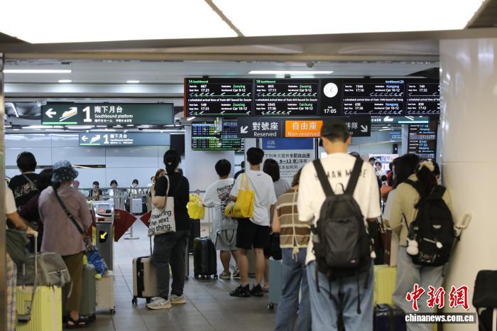 9月25日,台北车站进站口,不少旅客等待乘车南下。中新社记者 朱贺 摄