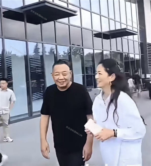 亚州糖王女儿现身胖东来 于东来车前相迎并全程陪同