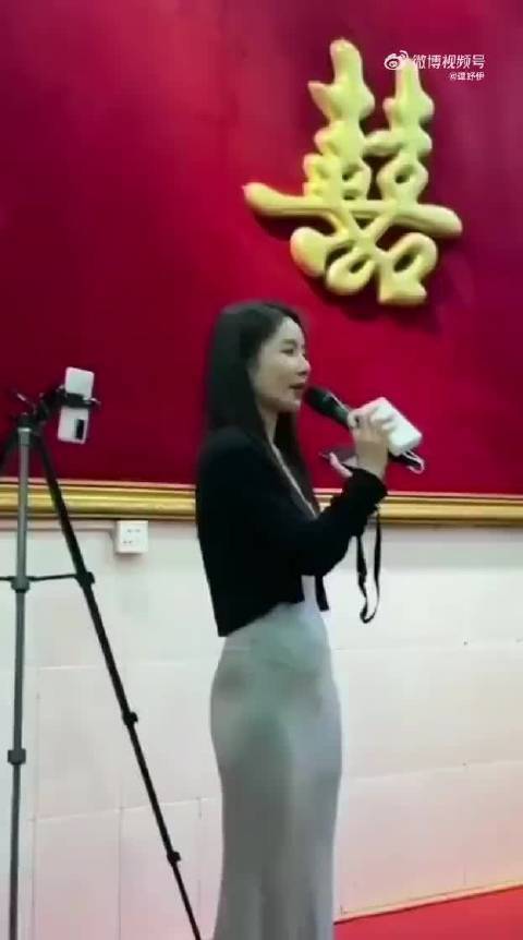 第一次见到臀部翘，且腿不粗的还是奔驰牌的