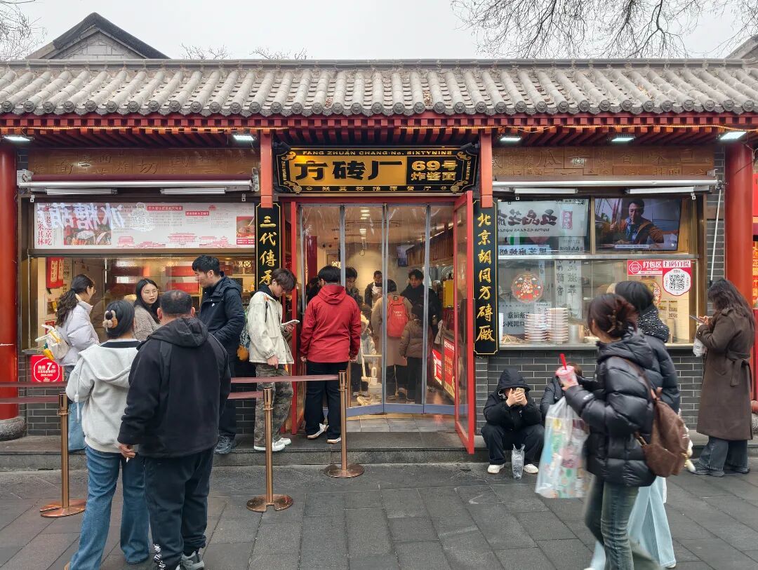 “方砖厂69号炸酱面”人气旺盛。记者 王慧雯 摄 (17).jpg