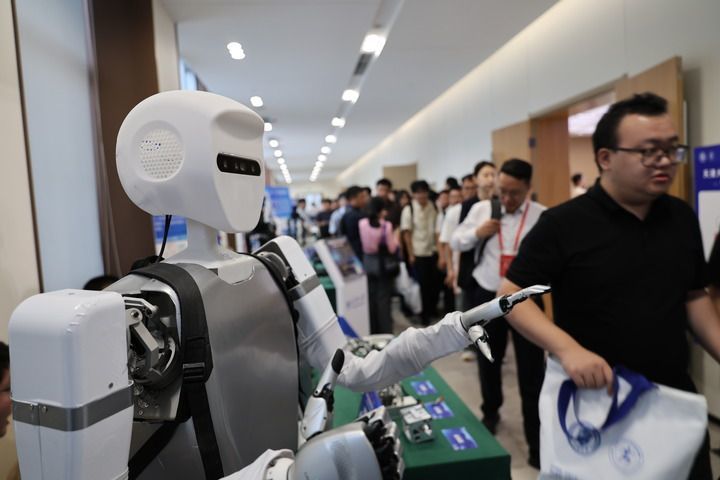 9月24日,在天津大学具身智能研究院成立大会上拍摄的机器人展品。
