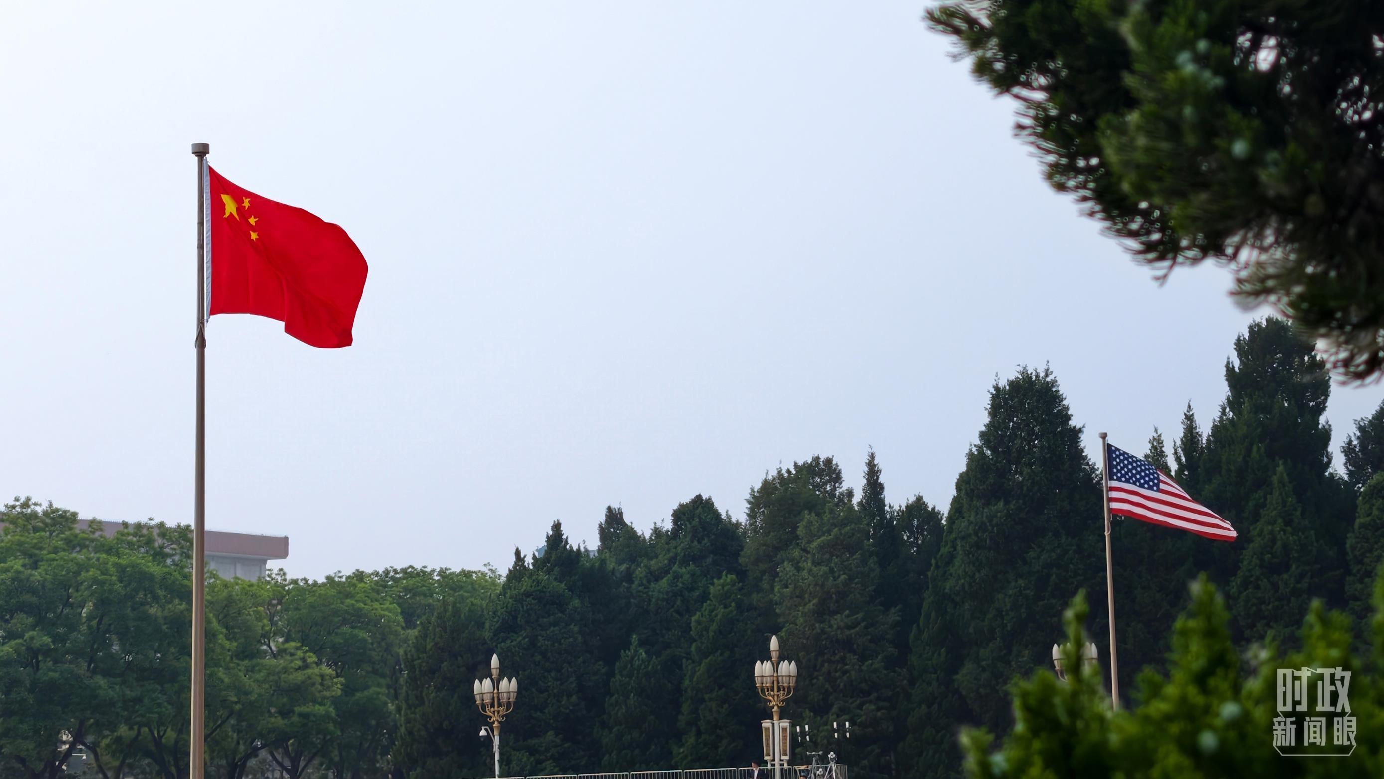 △人民大会堂东门外广场悬挂的中美两国国旗。（总台央视记者韩锐拍摄）