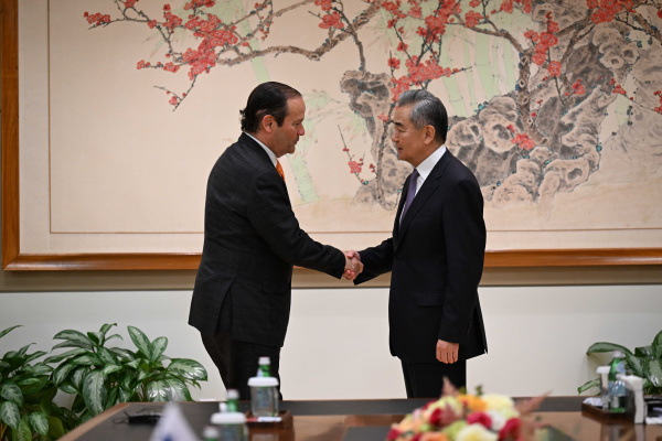 5月26日，中巴外长会见。 中国外交部官网