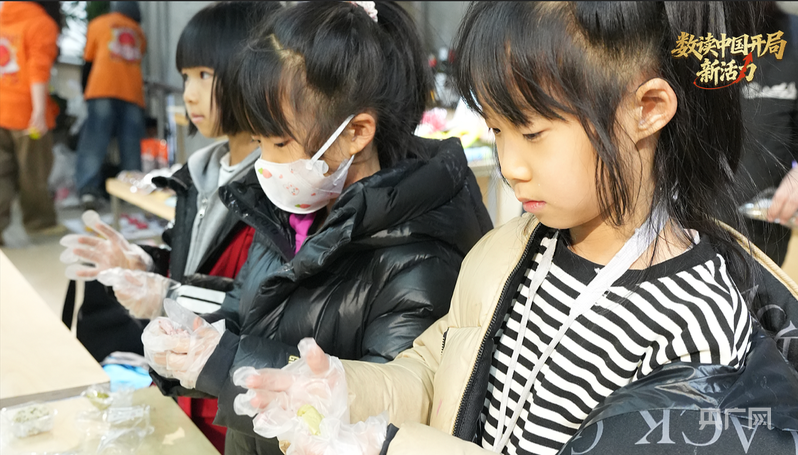 在宠物市集，小朋友们为宠物制作零食“饺子”（央广网发 韩山山 摄）