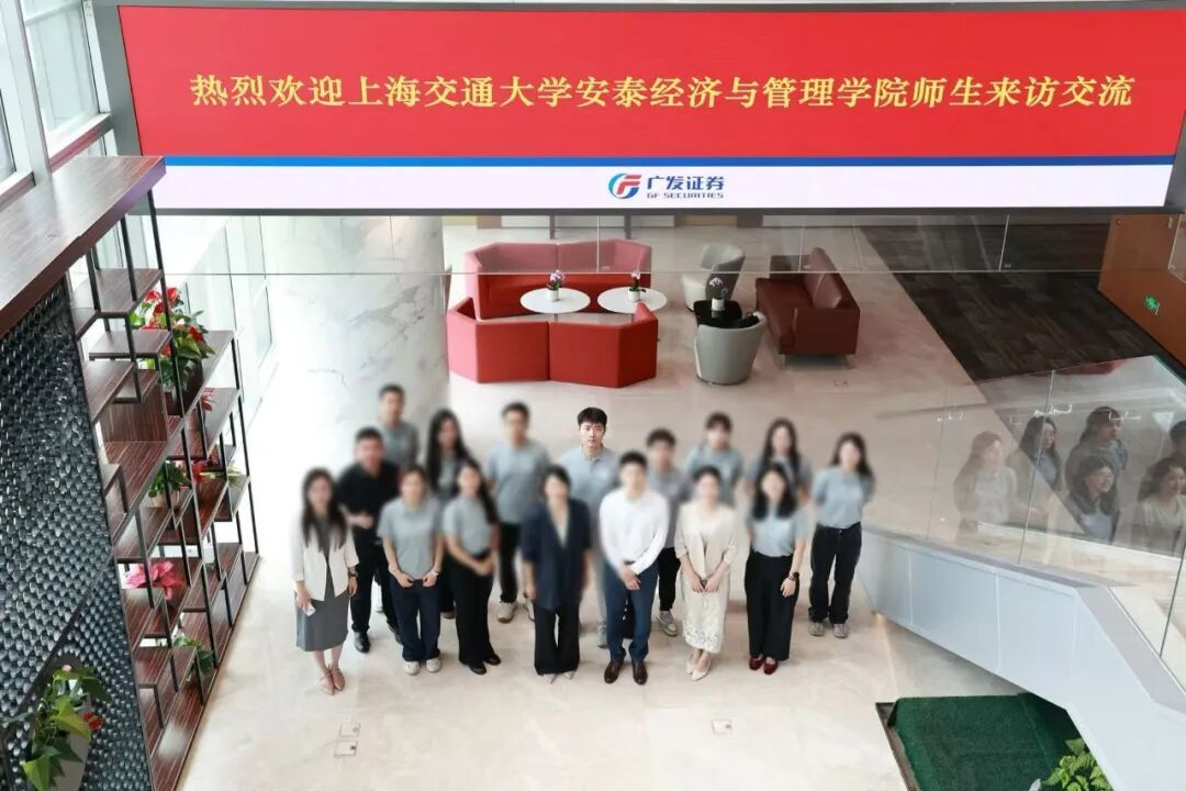 跟着学校参观企业,二排右五为张博威