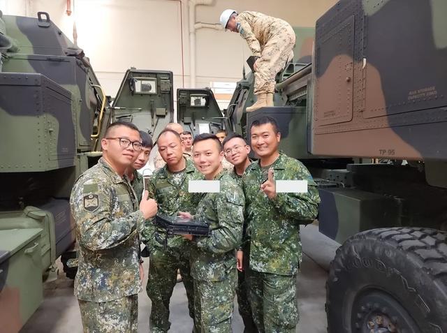(在美国受训的台军“海马斯”部队人员)
