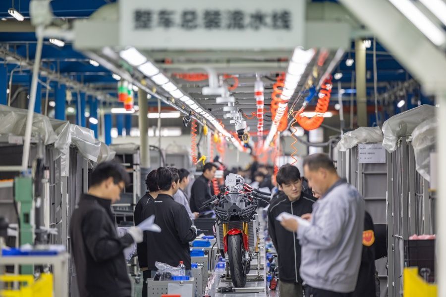 2026年4月1日,工作人员在重庆两江新区“张雪机车”生产车间整车总装流水线上作业。新华社记者 黄伟 摄