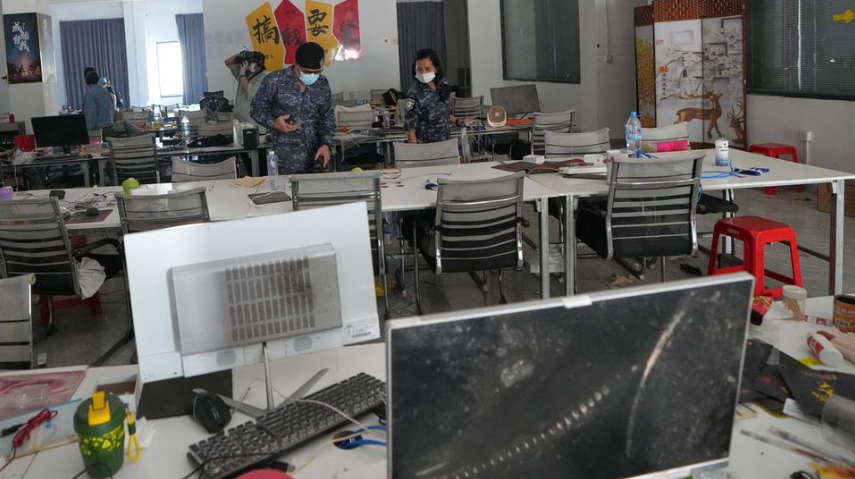 ▲2026年4月7日,泰国士兵在柬埔寨奥斯马赫的诈骗窝点进行调查取证