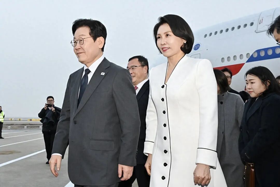 ◆1月6日,李在明夫妇抵达上海浦东机场。