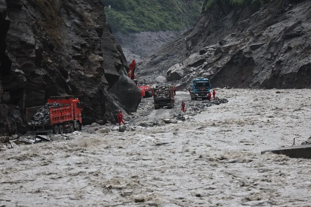 8月31日，中国安能集团组织大型机械在国道G216西藏日喀则市吉隆镇至吉隆口岸路段持续开展抢通作业。