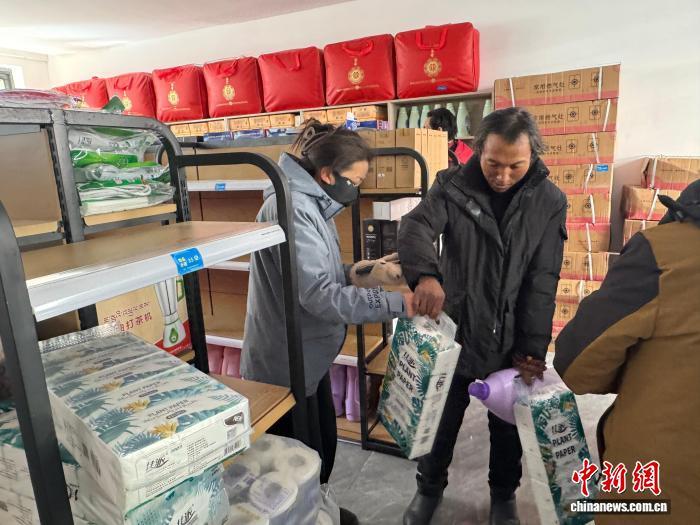 图为群众兑换“积分超市”商品。嘉黎县阿扎镇德吉社区 供图