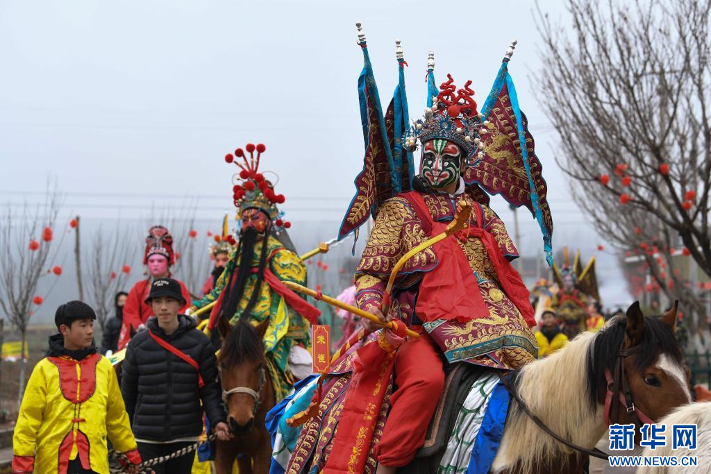 3月2日,陇县黄花峪村社火队在游演途中。新华社记者 邹竞一 摄