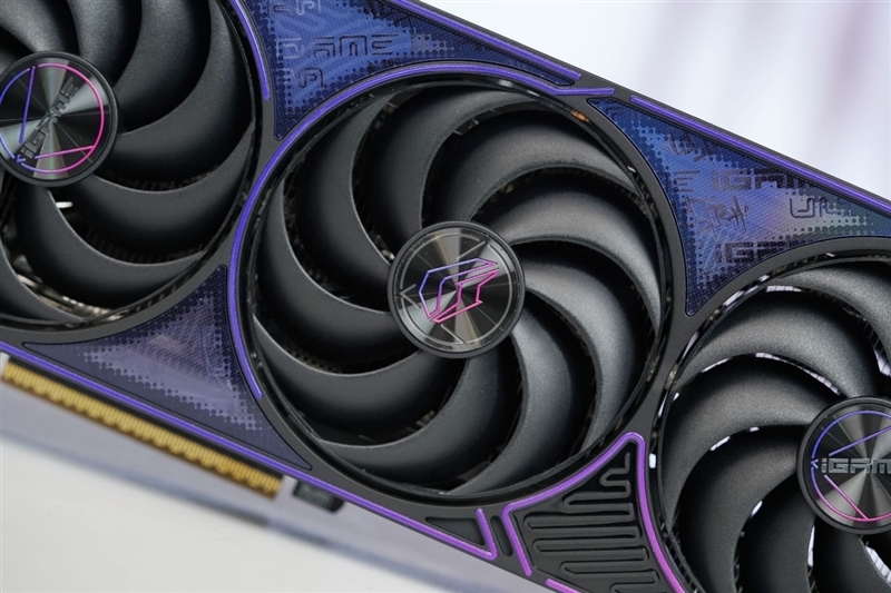 显卡界的嘻哈涂鸦!七彩虹iGame RTX 5070 Ultra OC评测:同价位颜值与散热双天花板