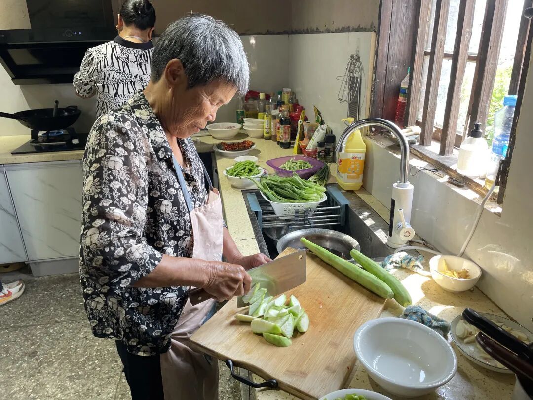 张晓芒在“妈妈互助小组”帮忙做午饭,一次会获得50元的酬劳。