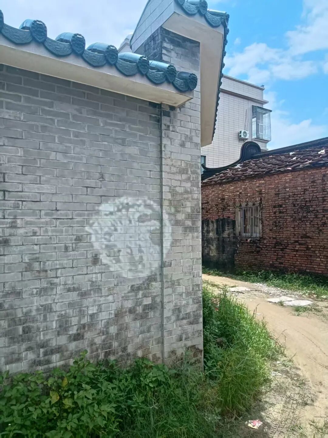 △祠堂外墙的“拆”字被白漆抹去。