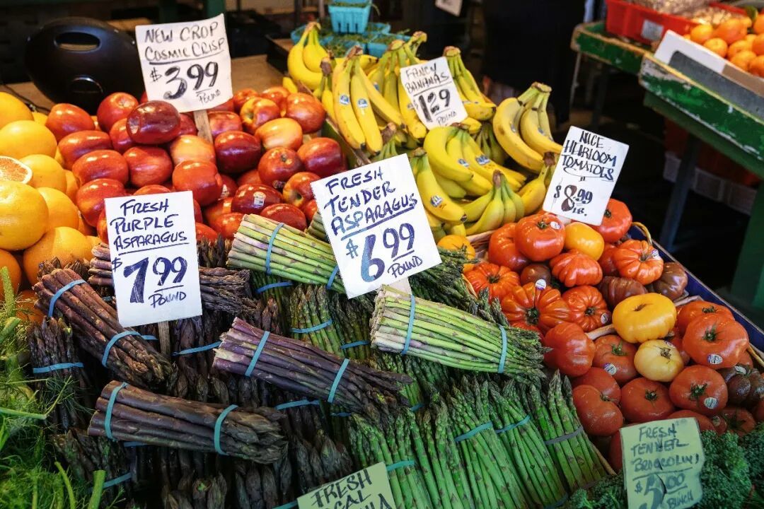 ·当地时间2025年5月28日,美国西雅图的一处市场。新鲜芦笋每磅6.99美元,即一斤芦笋约为53.17元人民币。(视觉中国)