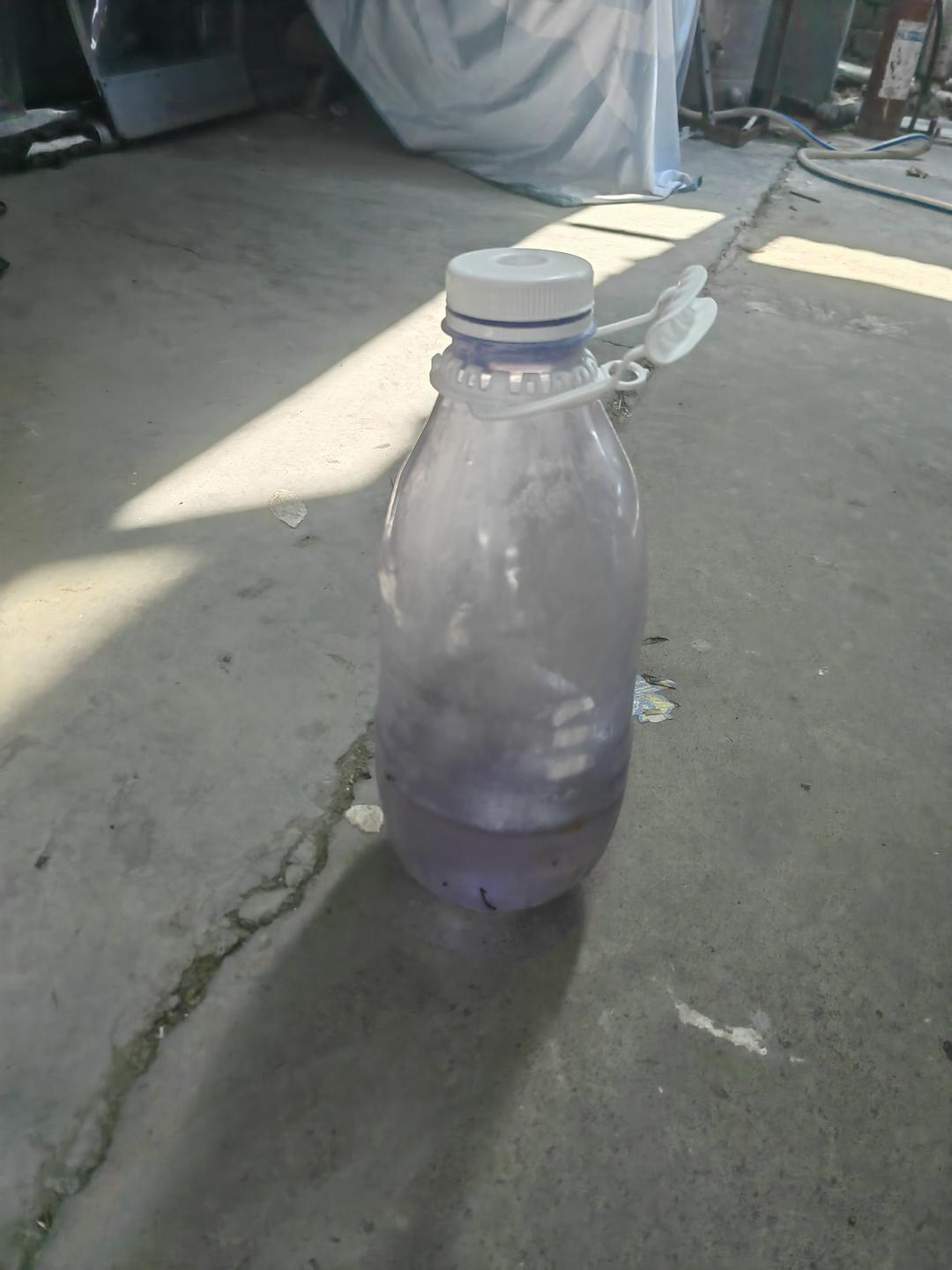 ▲脱漆剂喷出后瓶身收缩