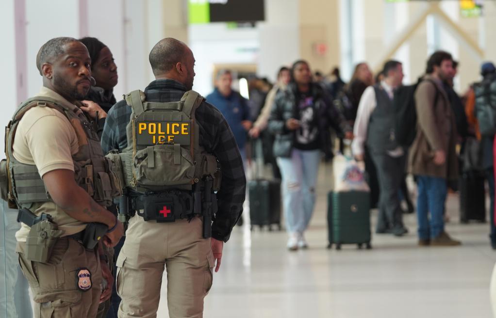 美国运输安全管理局代理局长麦克尼尔3月25日在国会众议院举行的听证会上表示,如果国土安全部“停摆”持续,机场安检大量空岗情况无法缓解,该局可能不得不考虑关闭美国部分机场,直至资金恢复。图为3月23日,移民与海关执法局的执法人员在美国纽约拉瓜迪亚机场的出发安检处执勤。 图源:新华社