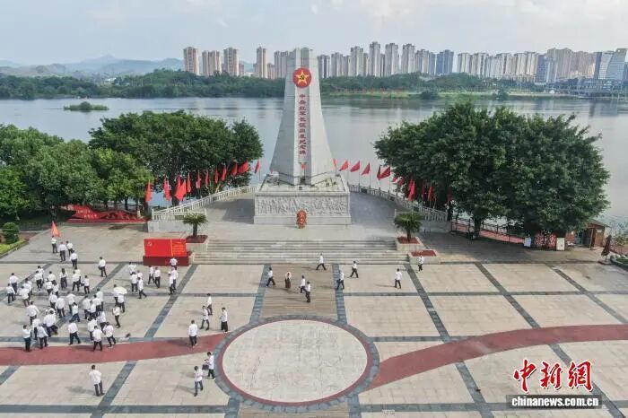 图为8月13日,航拍于都河畔的中央红军长征出发纪念碑。刘力鑫 摄.jpg