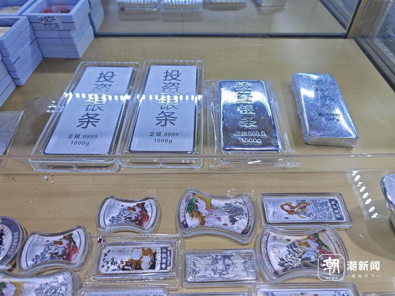 柜台里的银条。王伊灵 摄