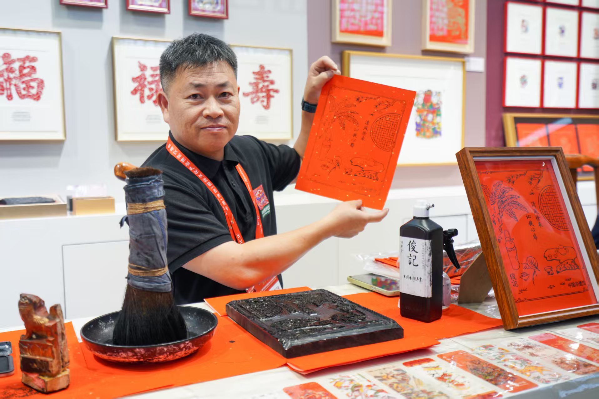 图为颜朝俊展示木版年画作品。王星摄