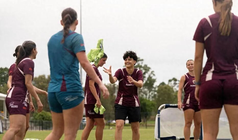 法特梅与阿特费在布里斯班狮吼训练场上奔跑的照片