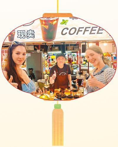 捷克游客艾莉丝卡和莉莉姐妹在海南三亚喝咖啡。解丹青摄