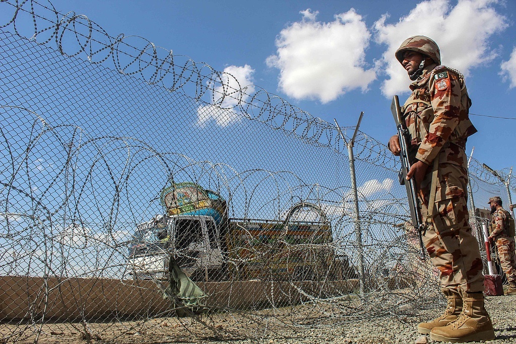 3月19日，巴基斯坦俾路支省查曼，巴基斯坦士兵在巴阿边境警戒。（视觉中国）