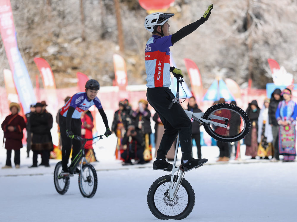 2026年1月5日，四川省第八届全民健身冰雪季活动在阿坝州理县毕棚沟滑雪场启幕，两名表演者在雪地里进行山地车表演。新华社记者 江宏景 摄