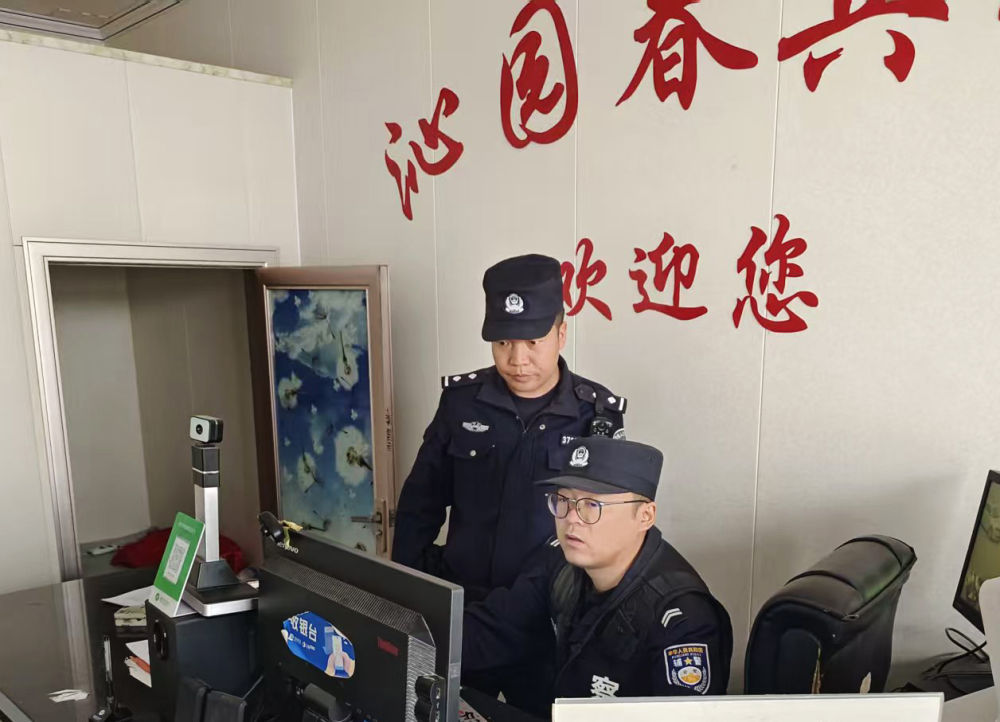 杨国林(左)与同事在一起工作(资料照片)。新华社发