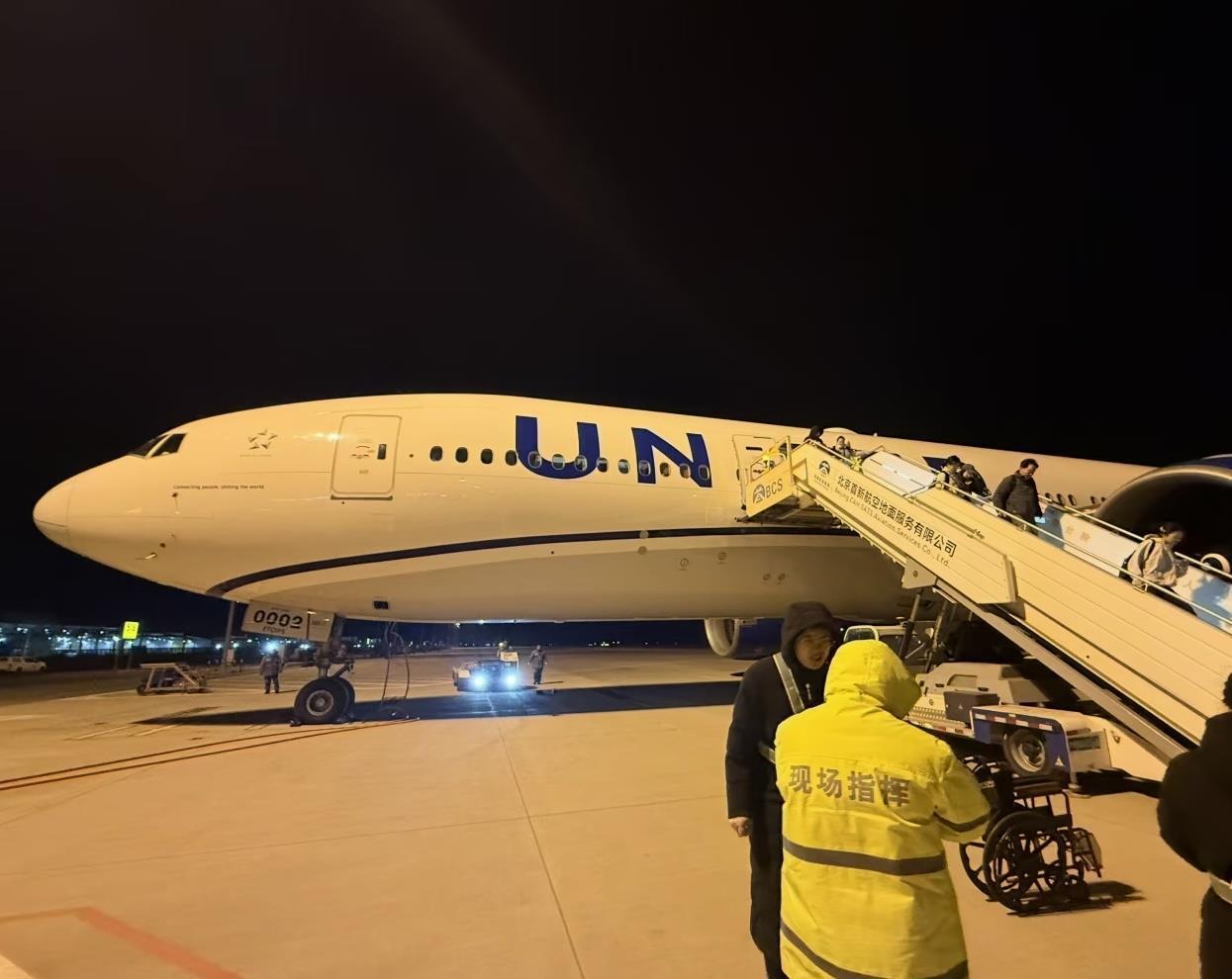 乘客陆续下机(来源:网友社交平台)