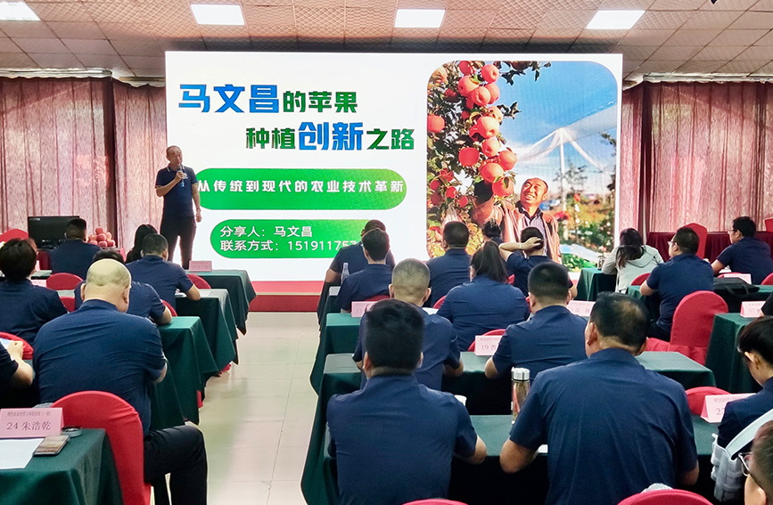 马文昌给前来交流学习的人员提供技术讲解。受访者供图