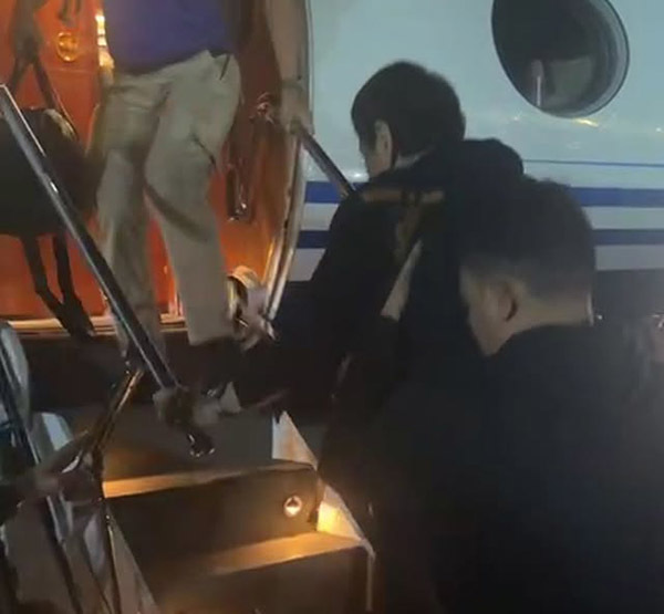 去年3月,杜特尔特被捕以及登上飞机的画面 视频截图